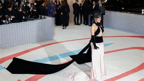 Jennifer Lopez Ans Et Envo Tante Elle Se D Voile En Bikini Et Affiche Ses Abdos Saillants