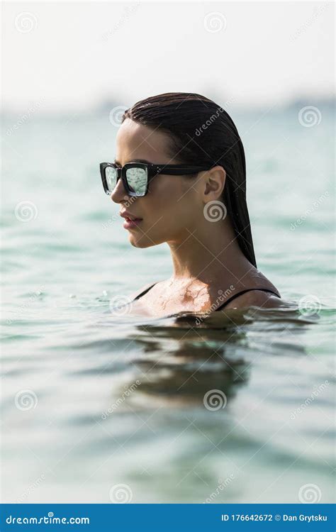 Portrait De Jeune Femme Sexy Dans Le Bain De Bikini Dans L Eau De Mer Photo Stock Image Du