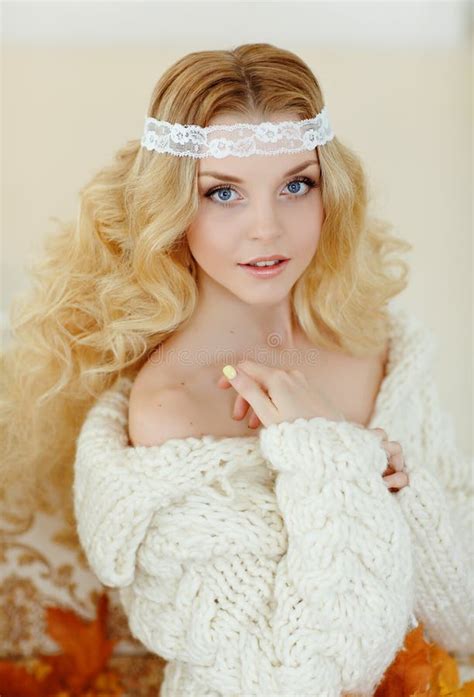 Het Portret Van Zeer Leuke Jonge Blonde Vrouw In Een Wit Breit Sweater Stock Afbeelding Image