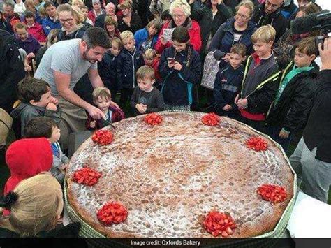 Lucky 3-Year-Old Cuts World's Biggest Sponge Cake On Birthday