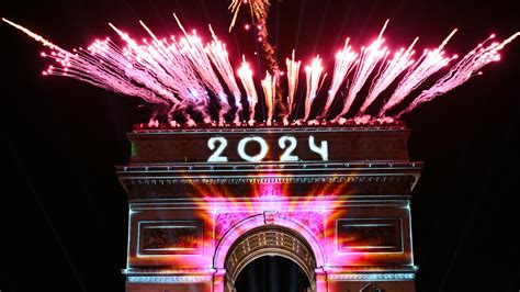 Sur les Champs Élysées la transition vers 2024 marque l approche des