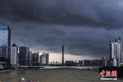 广州遭暴雨突袭 上空乌云压境央广网