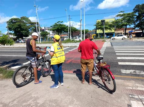 Ação educativa orienta pedestre ciclista e aborda mais de 50