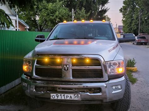 Огонечки в решетку радиатора RAM — Dodge Ram, 5,7 л, 2011 года ...