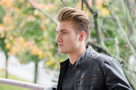Aantrekkelijke Blonde Jonge Mens in Stadspark Stock Afbeelding Image of park één 53698217