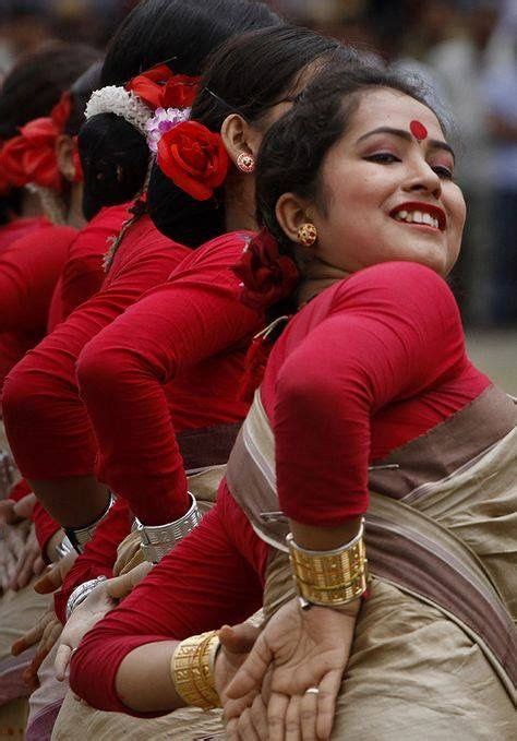 Bihu Dancers Of Assam Dance Photography Dance Of India Indian Festivals