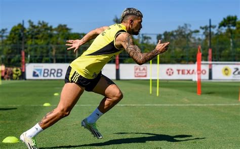 Jogadores Do Flamengo Finalizam Treino Nesta Quinta