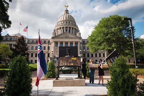 The Mississippi state flag comes down after vote to remove Confederate emblem - Vox