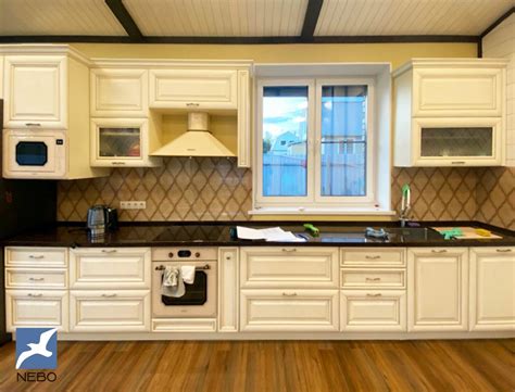 Скинали для кухни в загородном доме с изображением узоров на бежевом ...