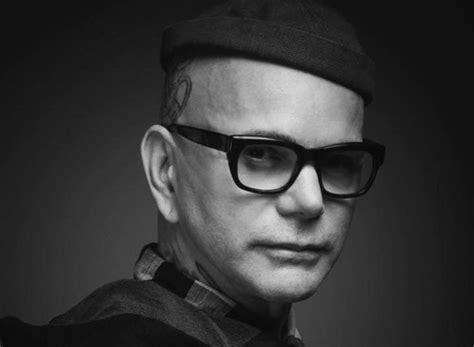 BOLSONARO GAY NA AVENIDA NÃO PODE E MILICIANO PODE Moisés Mendes Jornalista Porto Alegre