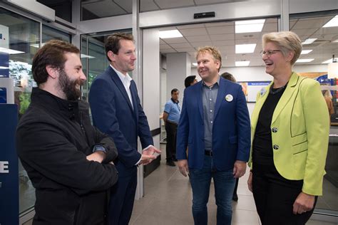 FOTO Obchodní řetězec Tesco otevřel novou pobočku na Chodově v ulici