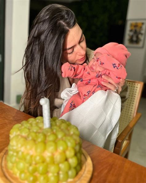 Thaila Ayala e Renato Góes abrem álbum de mesversário da filha caçula