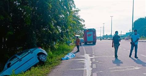 Maut Kereta Terbabas Masuk Parit Harian Metro