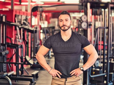 Culturista Masculino Sin Camisa Muscular Descansando En El Gimnasio