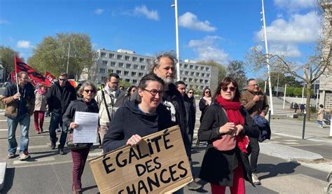 VidÉo Environ 300 Personnes Manifestent à Lorient Contre La Réforme Du Choc Des Savoirs Au