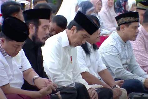 Presiden Joko Widodo Bersama Ibu Negara Iriana Melakukan Shalat Idul