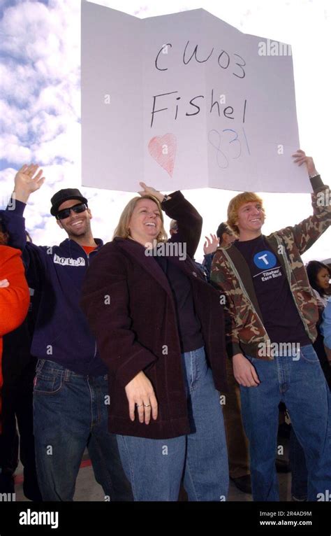 Mitglieder der US Navy Family winken dem Abschied zu während sie