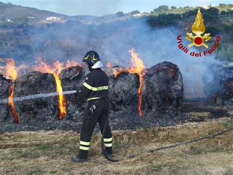 A Fuoco Un Deposito Di Rotoballe L Intervento Dei Vigili Del Fuoco