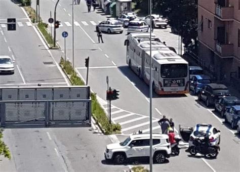 Genova Incidente In Corso Europa Furgone Ribaltato All Altezza Di Via