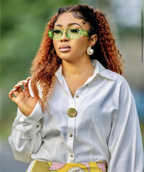 La Ravissante Actrice Camerounaise Syndy Emade En Mode Mini Jupe