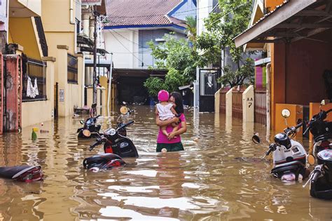 Death Toll From Indonesian Floods Landslides Rises To 30