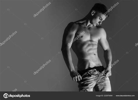 Hombre Sexy Con Desnudo Fuerte Torso Despojando Pantalones Vaqueros