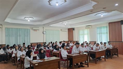 Sarapan Pagi Kepala Kantor Kerja Bermakna Dan Rasa Gelisah Kantor