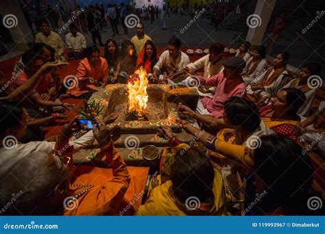 La Gente Se Sienta Cerca De Un Fuego Ceremonial Cerca Del Ganges Santo