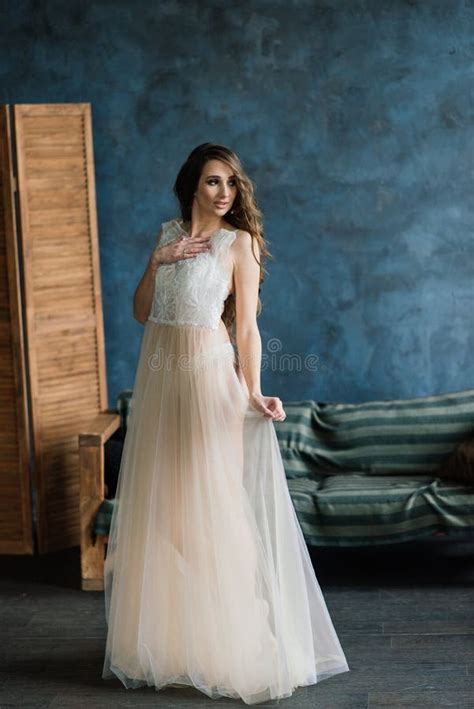 Bela Mulher Em Lingerie Mostrando Longas Pernas E Uma Pose Sexy Na Cama Sobre Seu Quarto Perto