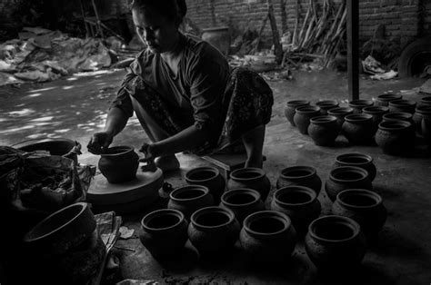 Premium Photo Female Potter Making Pots