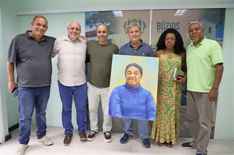 Quadro em homenagem à quilombola Dona Uia é recebido pelo Prefeito