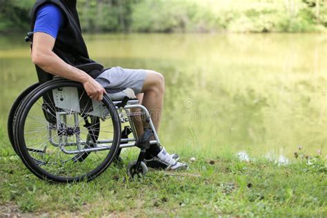 Homem Deficiente Na Cadeira De Rodas Na Natureza Foto De Stock Imagem