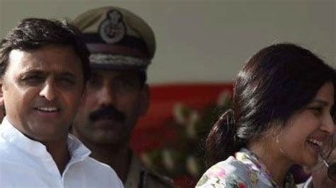 Up Cm Akhilesh Yadav Wife Get Stuck In Assembly Lift For 30 Minutes