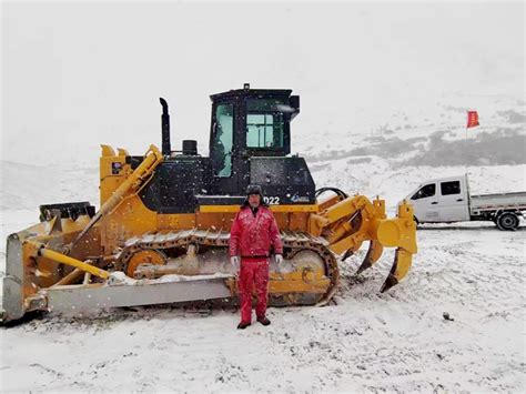 Shantui Service Engineers Escort Machinery And Equipment On The Tibetan