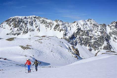 Zwei Personen Auf Skitour Steigen Zum Bild Kaufen 70995284 Lookphotos