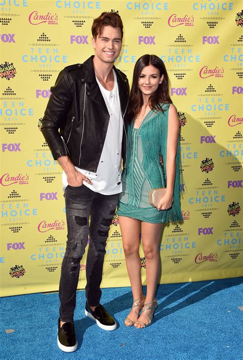 Victoria Justice E Namorado - Victoria Justice and Boyfriend Teen Choice Awards Red Carpet | PS Celebrity