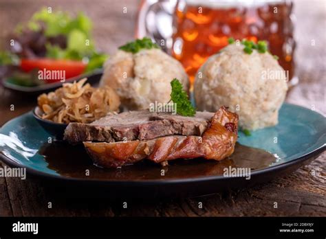 Bayerischer Schweinebraten Mit Kn Del Stockfotografie Alamy