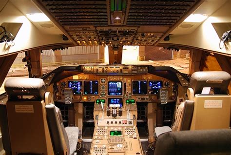 Boeing 747-400 cockpit | Boeing 747 cockpit, Cockpit, Helicopter cockpit