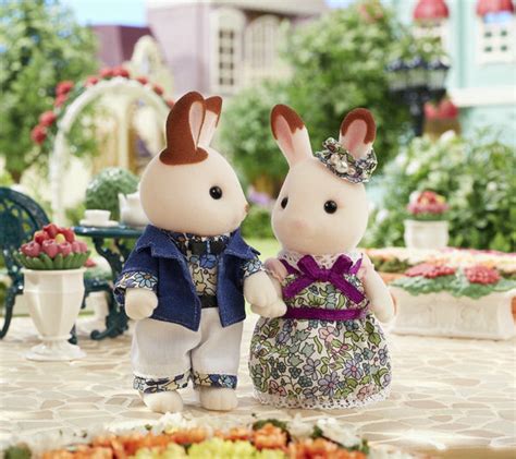Sylvanian Families. Стелла и Уильям в цветочных нарядах с принтами Liberty