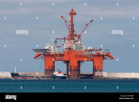 Red Oil Rig Hi Res Stock Photography And Images Alamy