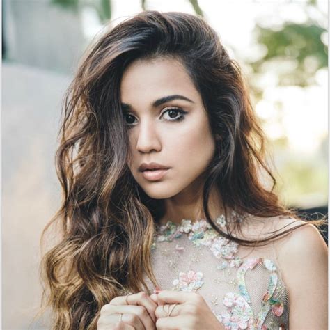 Summer Bishil Hot Pictures Will Make You Fan Of Her
