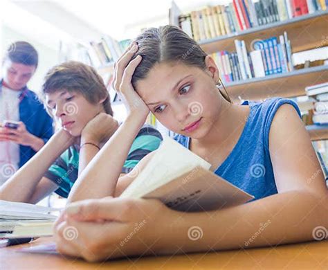 Teenager In Der Bibliothek Stockfoto Bild Von Bibliothek 98726490