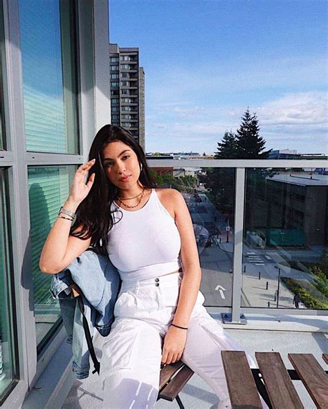 Busty Babe Scrolller