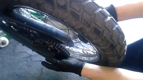 Como Sacar La Rueda Trasera De La Moto Con Freno A Disco Youtube