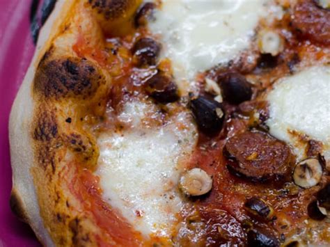 Pizza au chorizo aux noisettes et à la mozzarella Recette par