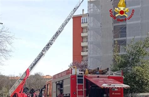 Milano Incendio In Una Palazzina Evacuato Edificio