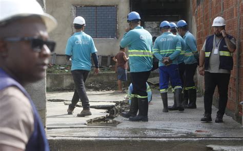 Adutora rompe e água destrói casas em Nova Iguaçu Rio de Janeiro O Dia