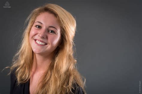 Portretfoto Van Een Mooie Jonge Blonde Dame Lachend En Kijkend In De Camera Nicolette