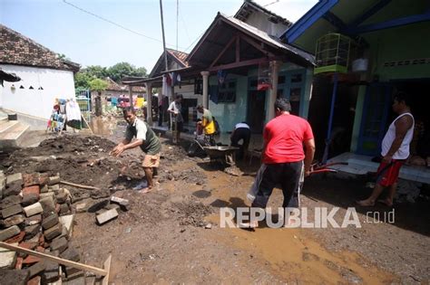 Bpbd Jatim Tangani Jalan Terdampak Banjir Bandang Di Pasuruan