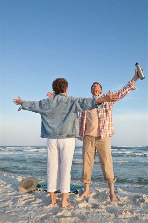Coppie Mature Che Si Esercitano Alla Spiaggia Fotografia Stock Immagine Di Caucasico Seaside